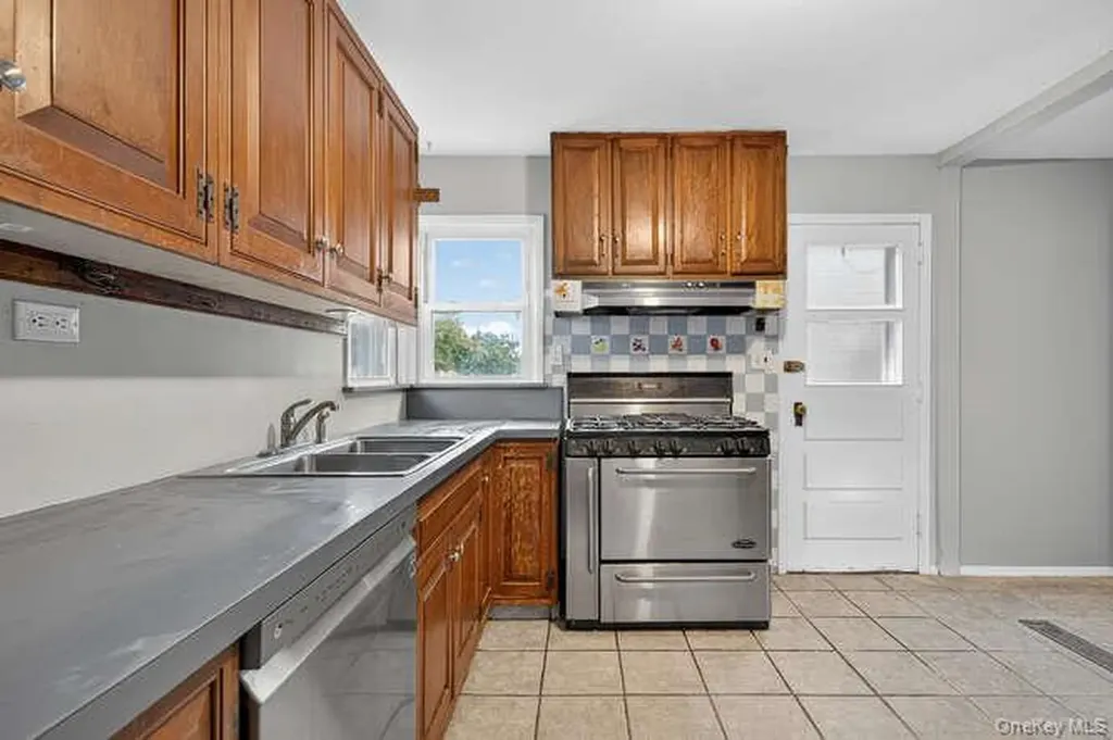 452 Latham Road Mineola NY 11501