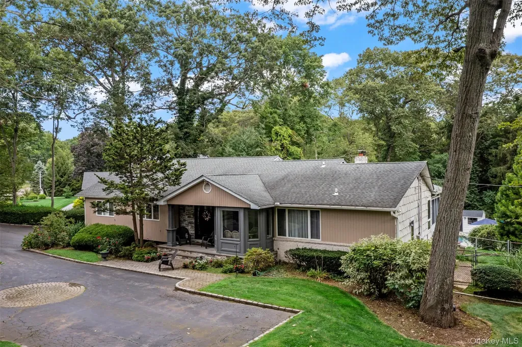17 Plane Tree Lane Dix Hills NY 11746