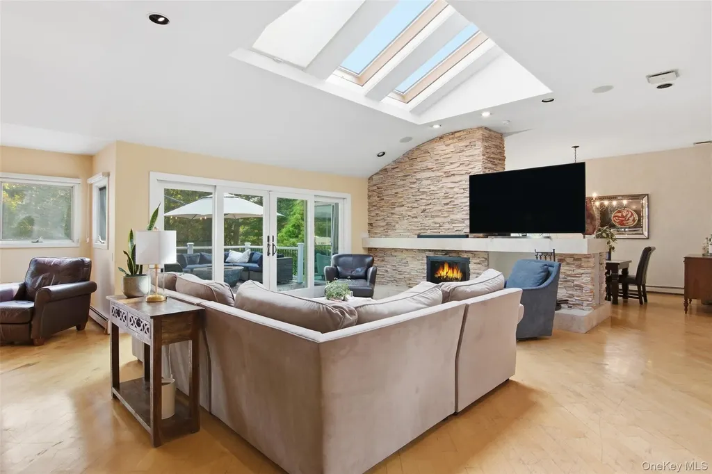 17 Plane Tree Lane Dix Hills NY 11746