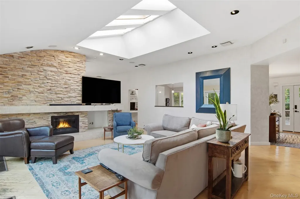 17 Plane Tree Lane Dix Hills NY 11746