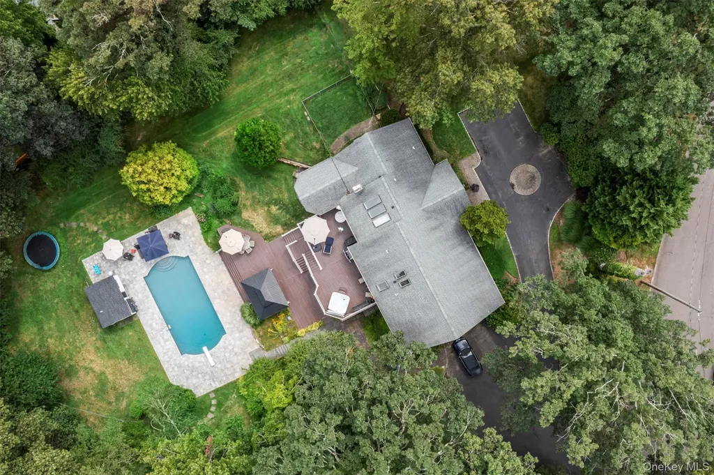 17 Plane Tree Lane Dix Hills NY 11746