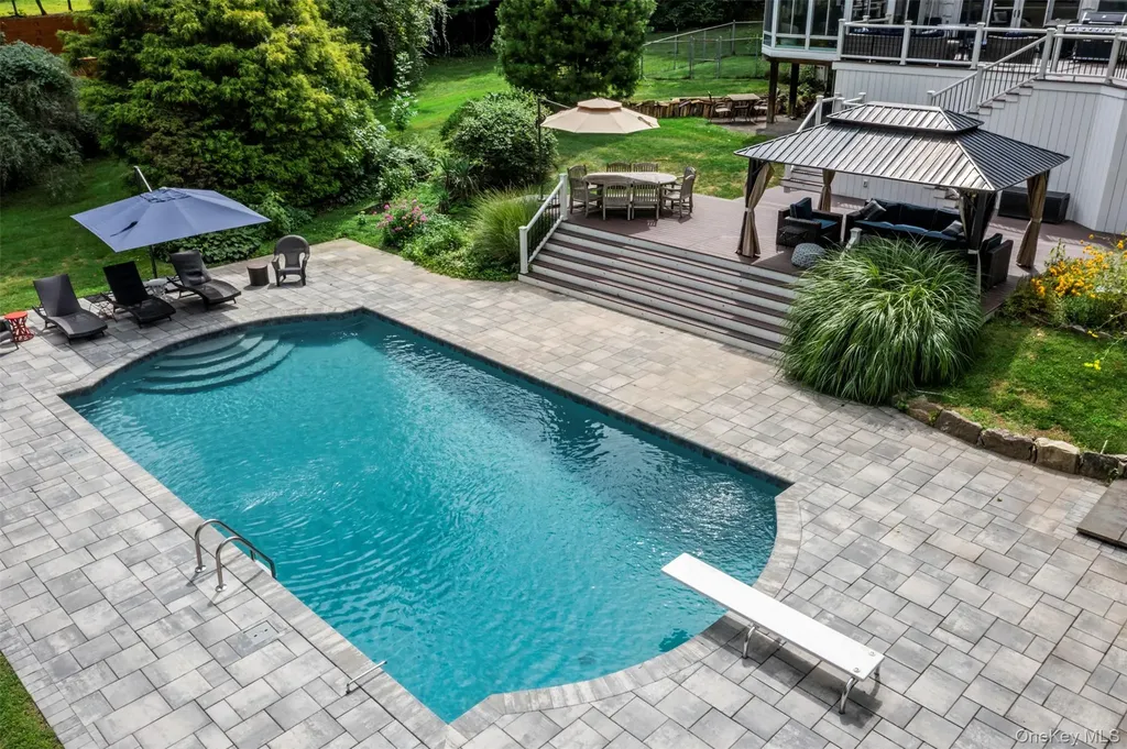 17 Plane Tree Lane Dix Hills NY 11746