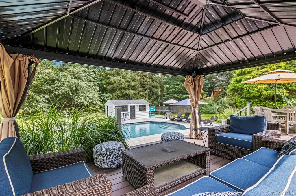 17 Plane Tree Lane Dix Hills NY 11746