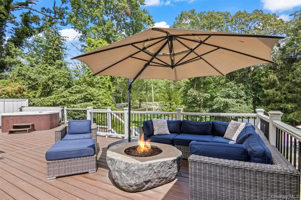 17 Plane Tree Lane Dix Hills NY 11746