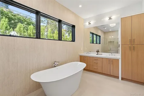 35 Springwood Way East Hampton NY 11937