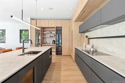 35 Springwood Way East Hampton NY 11937