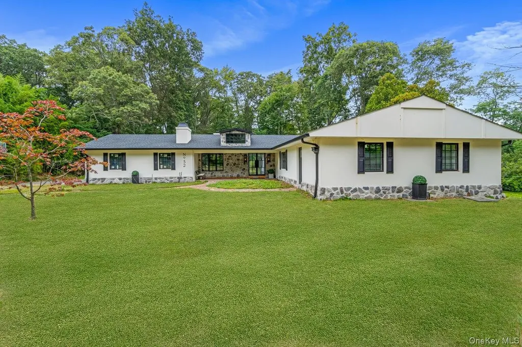 32 Rustic Gate Lane Dix Hills NY 11746