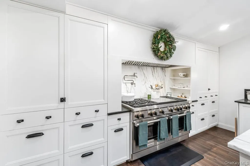 32 Rustic Gate Lane Dix Hills NY 11746