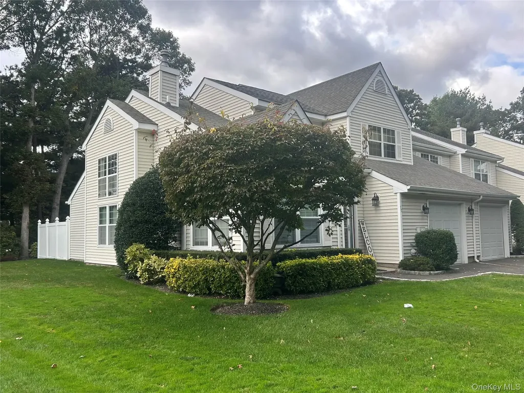 77 Mystic Circle Bay Shore NY 11706