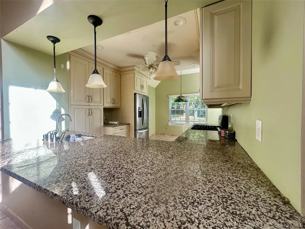 77 Mystic Circle Bay Shore NY 11706