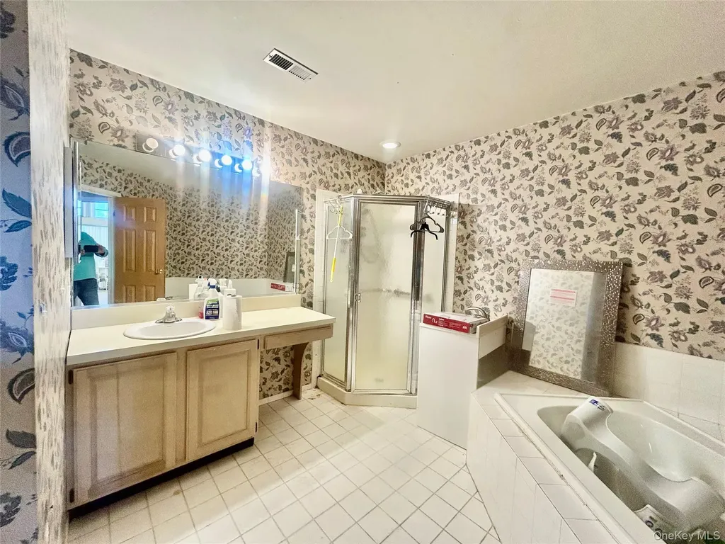 77 Mystic Circle Bay Shore NY 11706