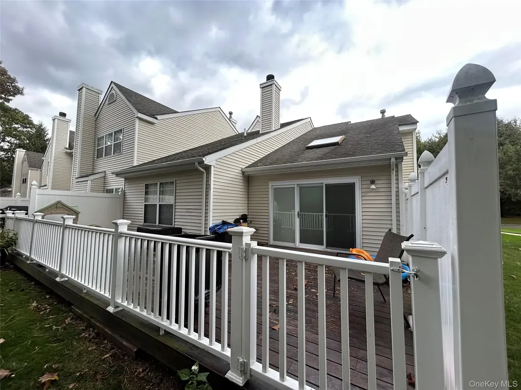 77 Mystic Circle Bay Shore NY 11706