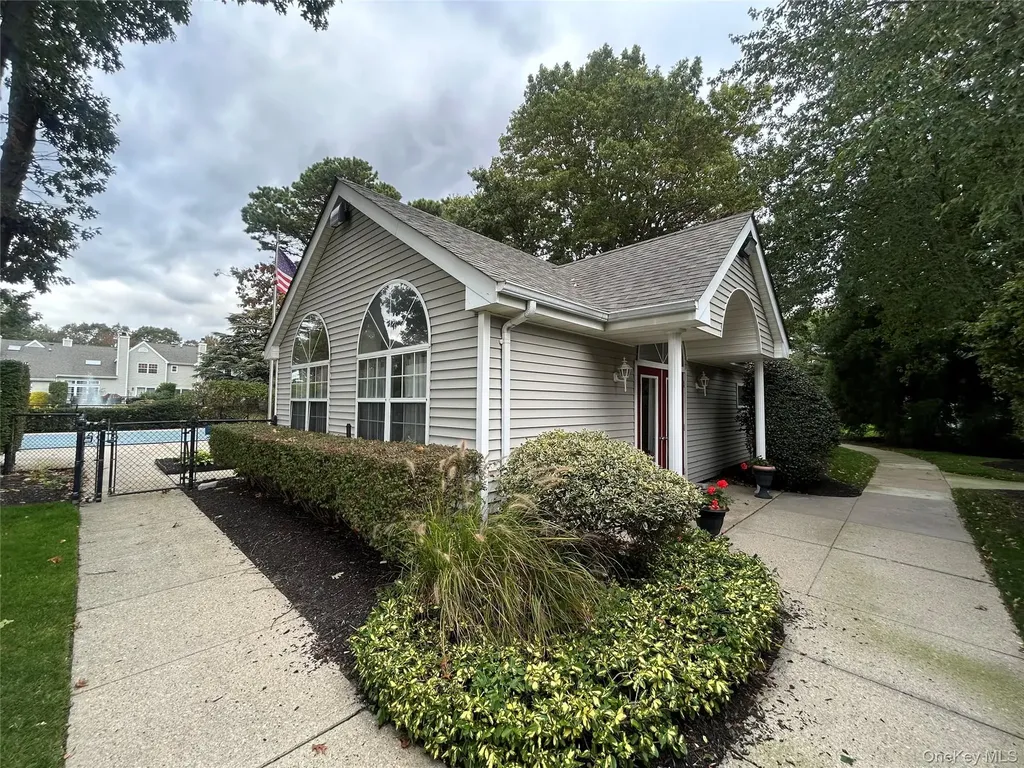 77 Mystic Circle Bay Shore NY 11706