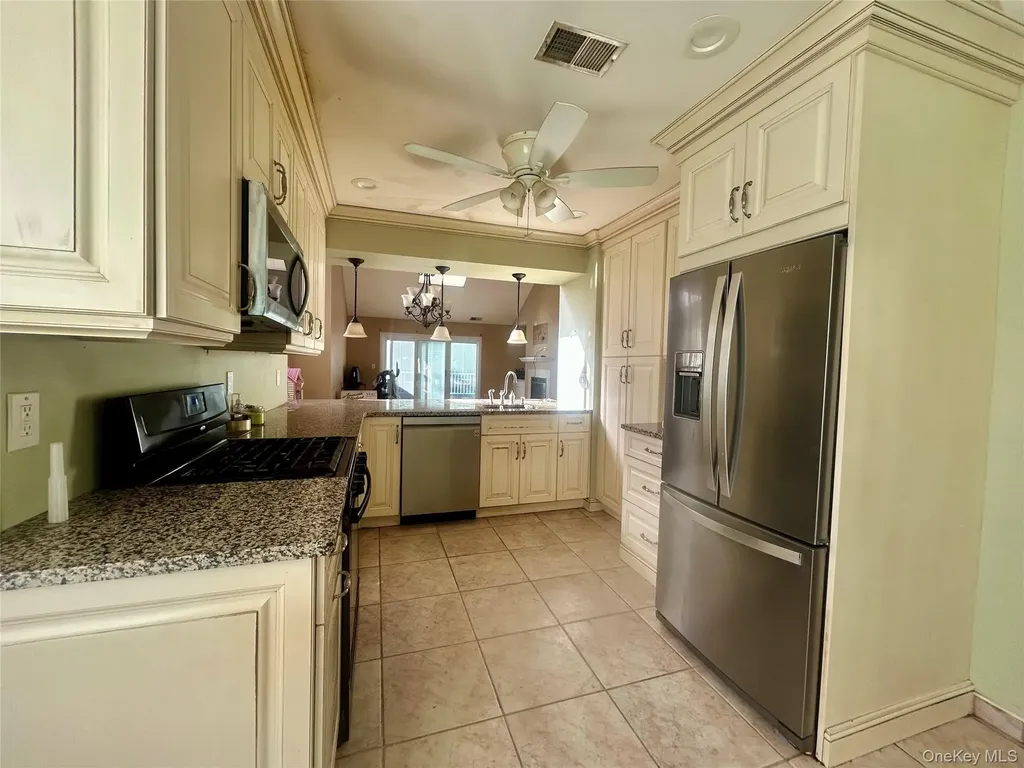 77 Mystic Circle Bay Shore NY 11706