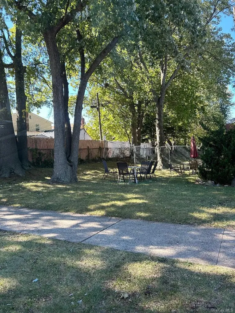 17-84 166 Whitestone NY 11357