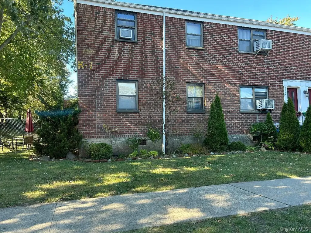 17-84 166 Whitestone NY 11357