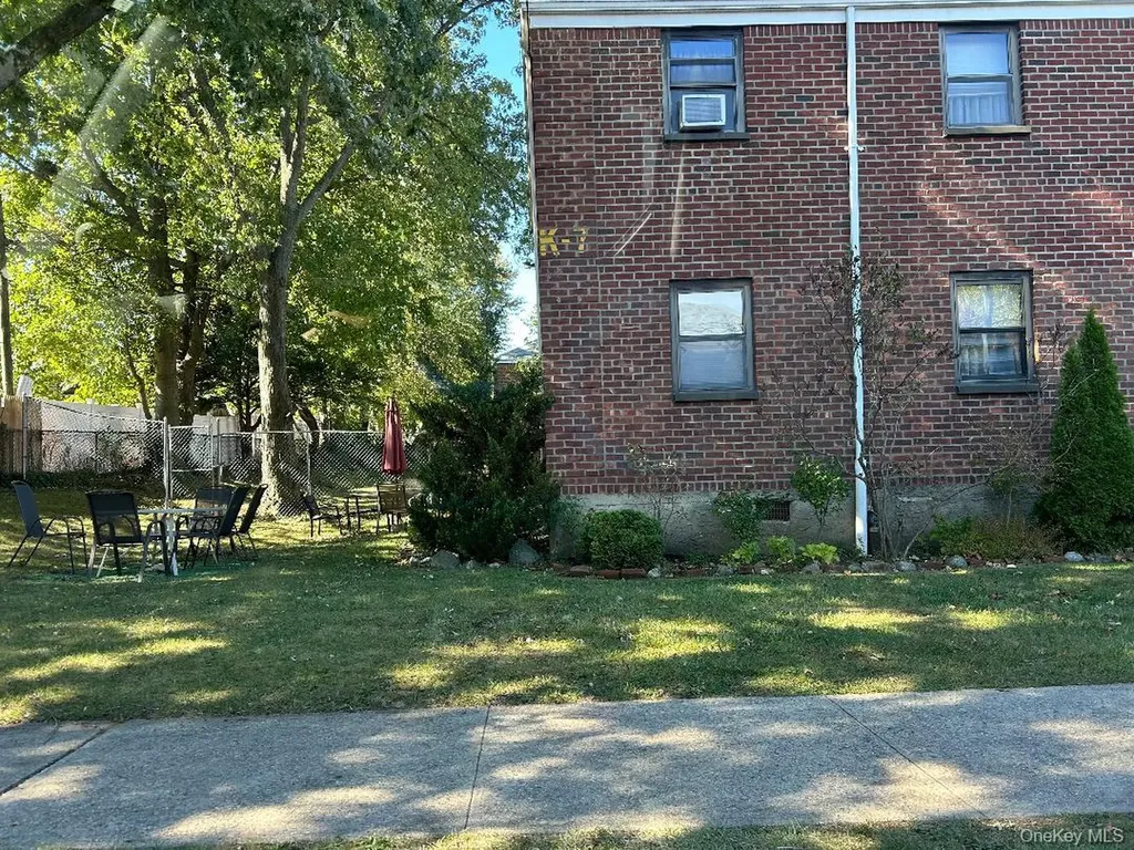17-84 166 Whitestone NY 11357