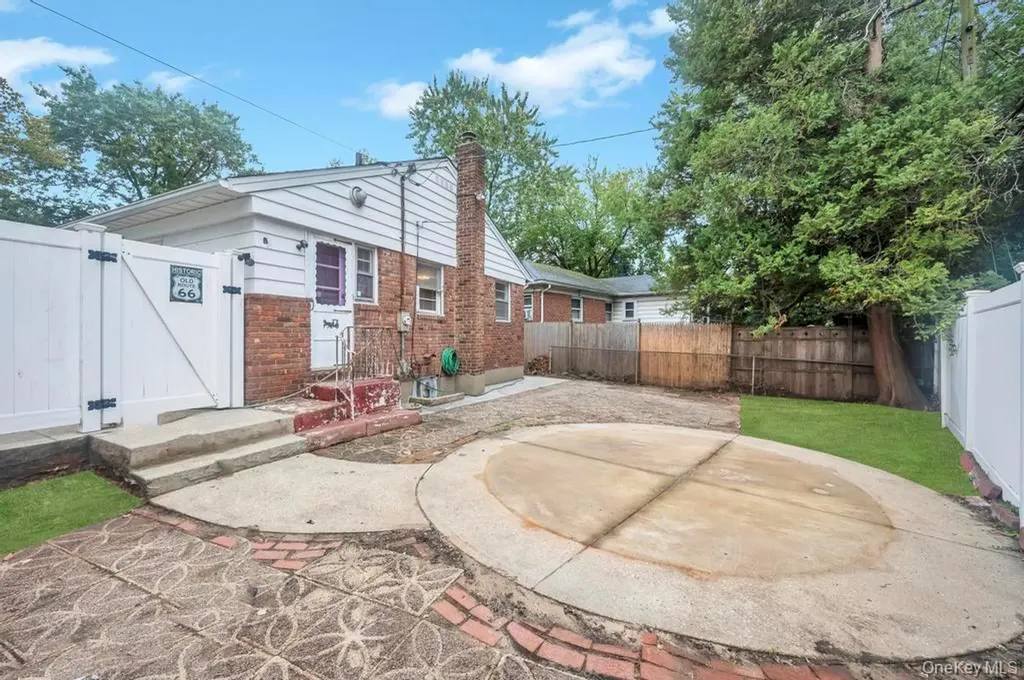 51 Stevenson Road Hewlett NY 11557