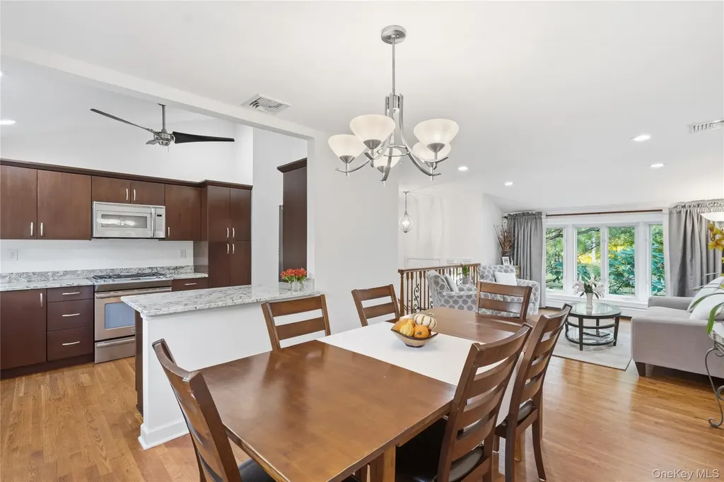 17 Lanier Lane Bay Shore NY 11706