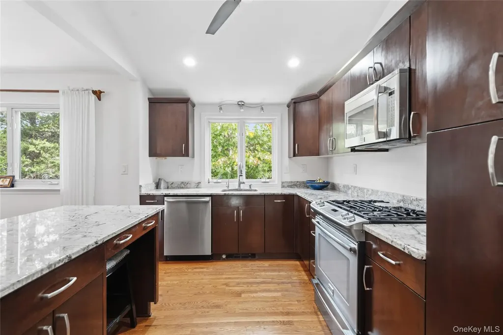 17 Lanier Lane Bay Shore NY 11706
