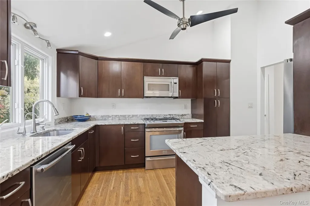 17 Lanier Lane Bay Shore NY 11706