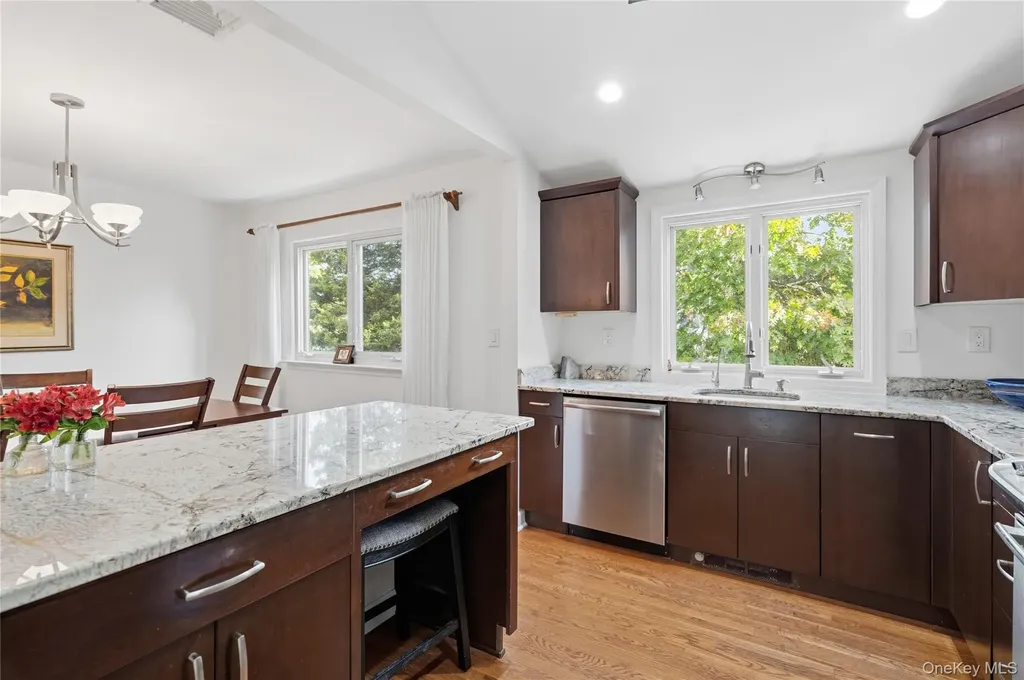 17 Lanier Lane Bay Shore NY 11706