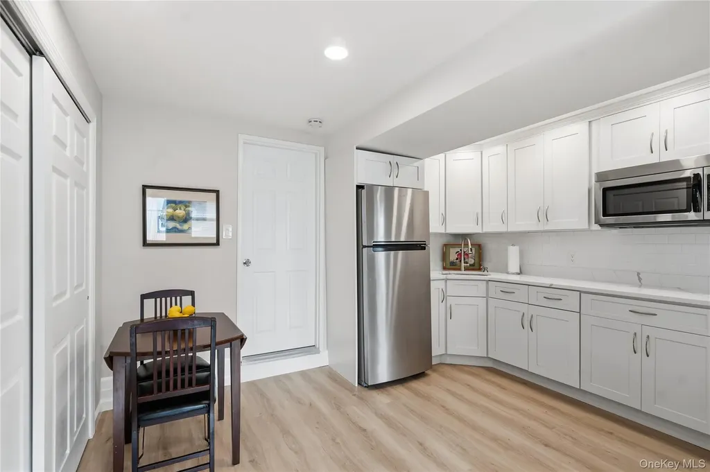 17 Lanier Lane Bay Shore NY 11706