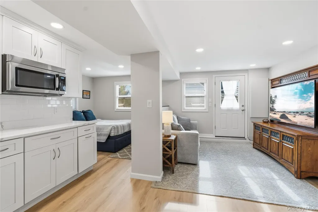 17 Lanier Lane Bay Shore NY 11706