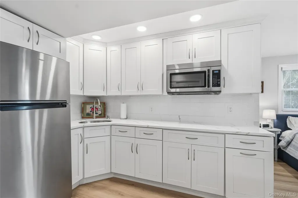 17 Lanier Lane Bay Shore NY 11706