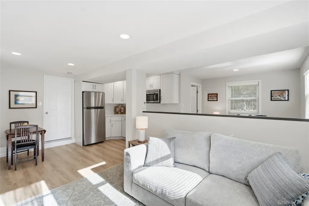 17 Lanier Lane Bay Shore NY 11706