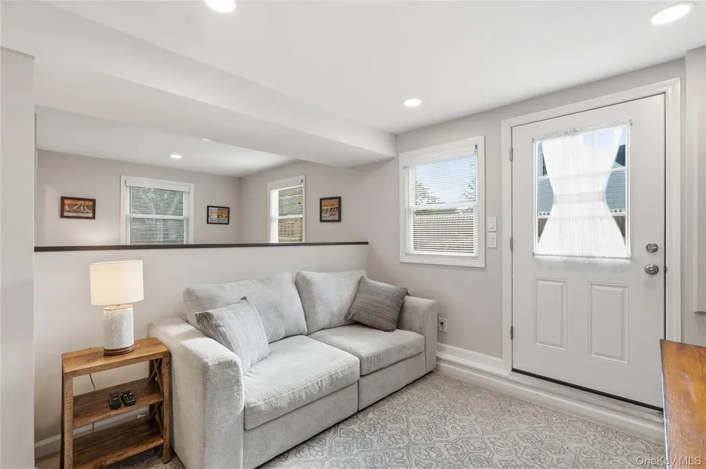 17 Lanier Lane Bay Shore NY 11706