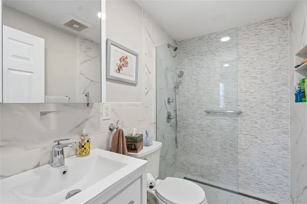 17 Lanier Lane Bay Shore NY 11706