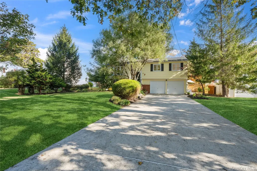17 Lanier Lane Bay Shore NY 11706