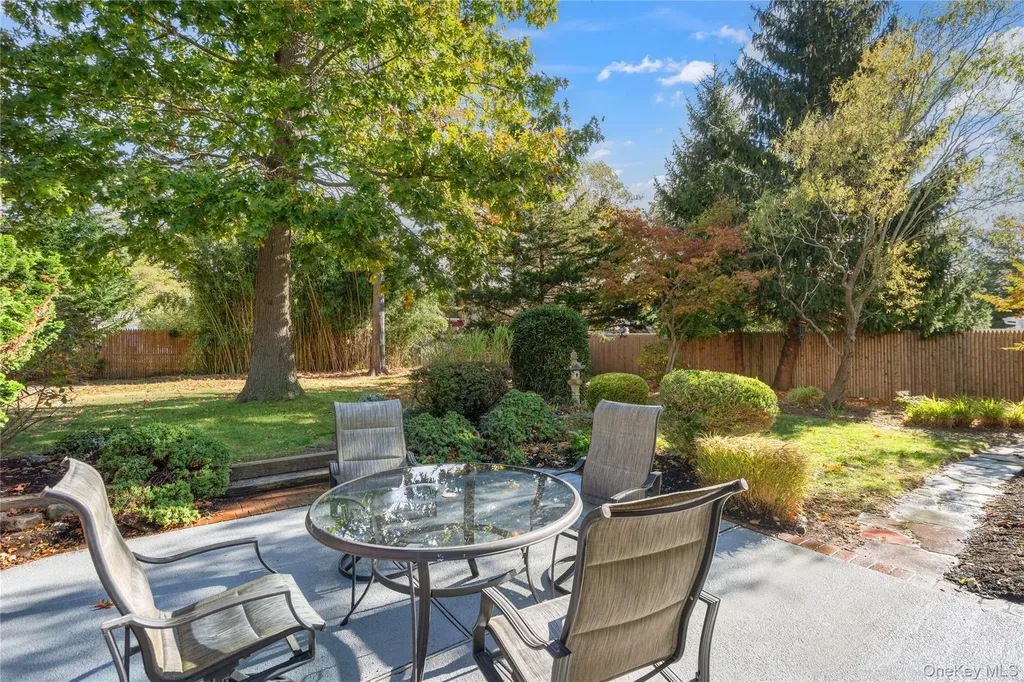17 Lanier Lane Bay Shore NY 11706