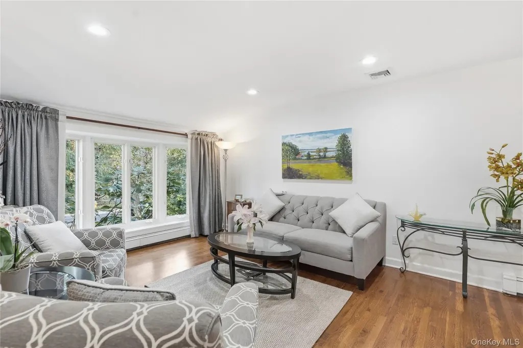 17 Lanier Lane Bay Shore NY 11706