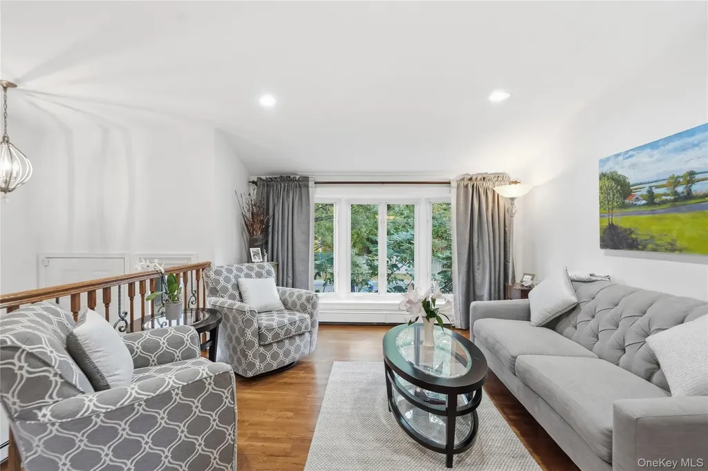 17 Lanier Lane Bay Shore NY 11706