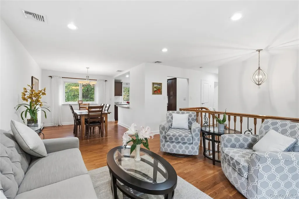 17 Lanier Lane Bay Shore NY 11706