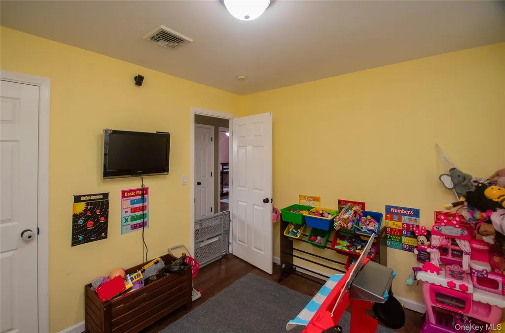 22 Sycamore Way Poughkeepsie NY 12603