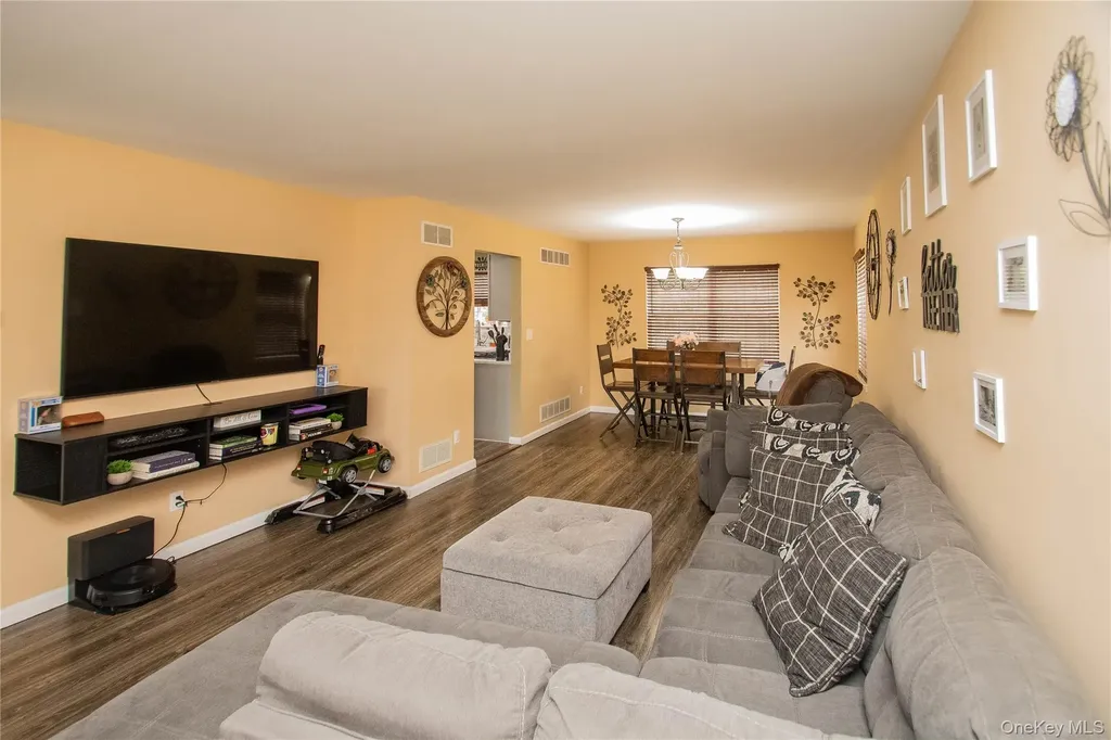 22 Sycamore Way Poughkeepsie NY 12603