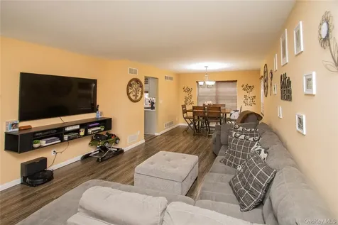 22 Sycamore Way Poughkeepsie NY 12603
