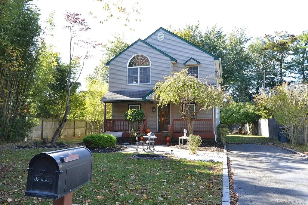 386 Grove Avenue Patchogue NY 11772