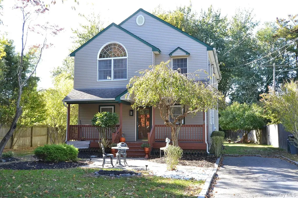 386 Grove Avenue Patchogue NY 11772