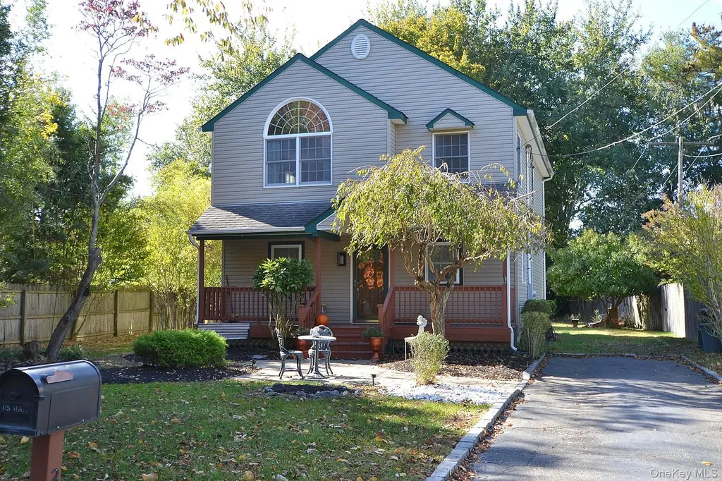 386 Grove Avenue Patchogue NY 11772