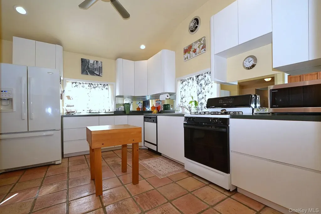 386 Grove Avenue Patchogue NY 11772