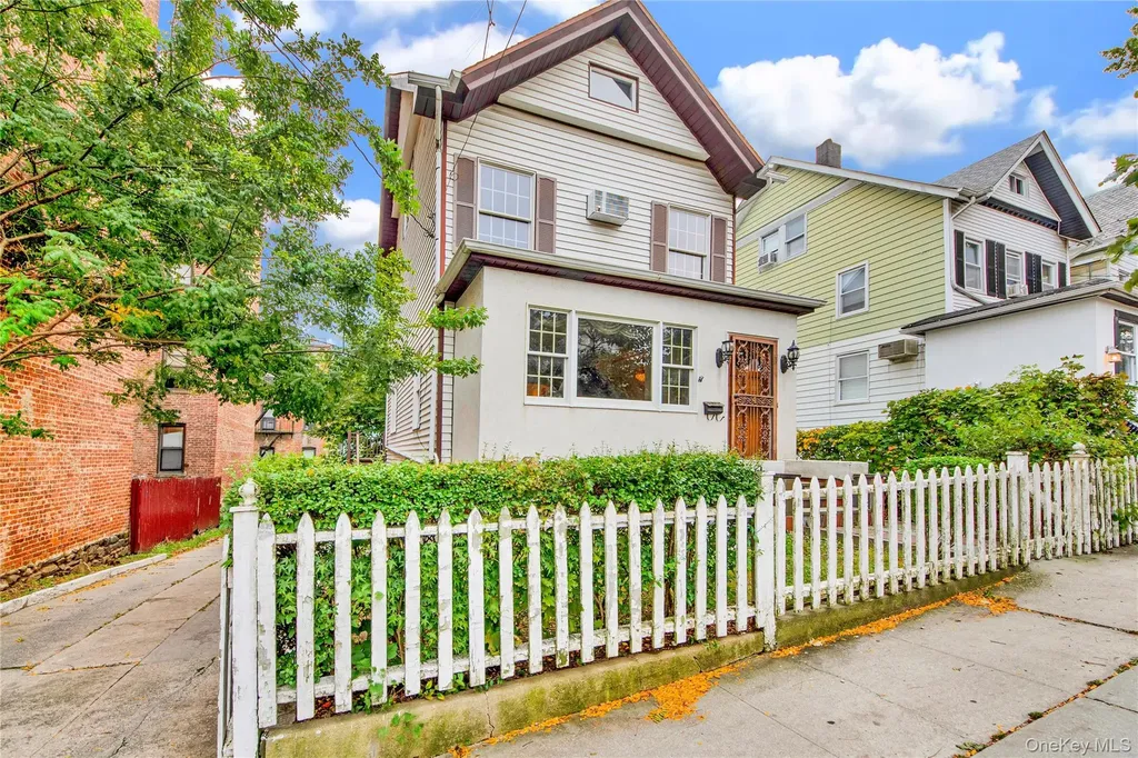 242 E 237th Street Bronx NY 10470
