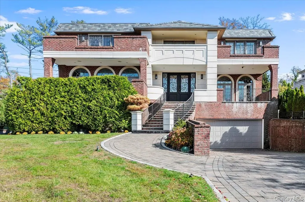 25 Edgewater Lane Great Neck NY 11023