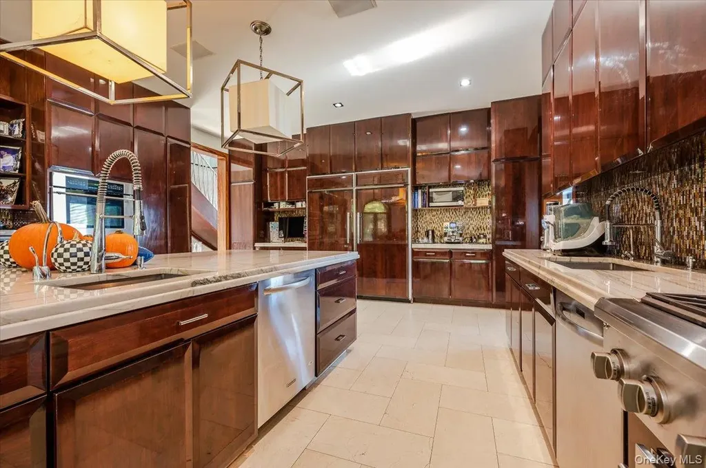 25 Edgewater Lane Great Neck NY 11023