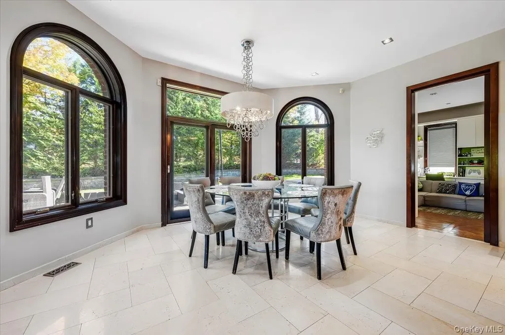 25 Edgewater Lane Great Neck NY 11023