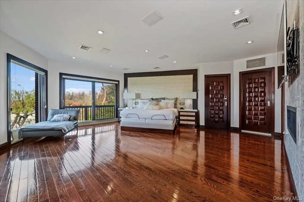 25 Edgewater Lane Great Neck NY 11023