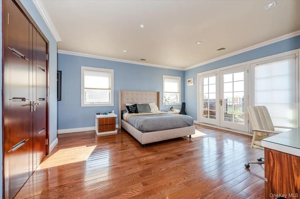 25 Edgewater Lane Great Neck NY 11023
